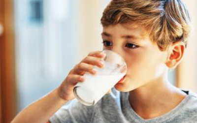 Déficit en consumo de leche podría reducir hasta en 10 puntos coeficiente intelectual de niños.