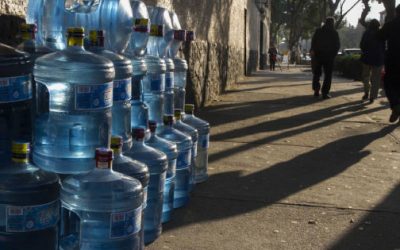 Mexicanos gastan hasta 500 pesos al mes en agua potable