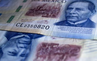 El peso gana frente al dólar; anticipa ajuste de la Reserva Federal a la tasa